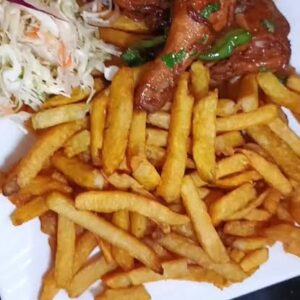 Crispy golden chips served with succulent glazed chicken pieces, sautéed green peppers and fresh creamy coleslaw.